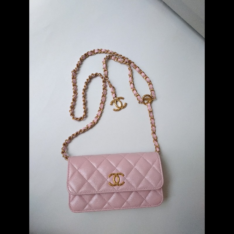 Chanel 金鍊T釦珠光粉荔枝皮斜背口蓋小包-5