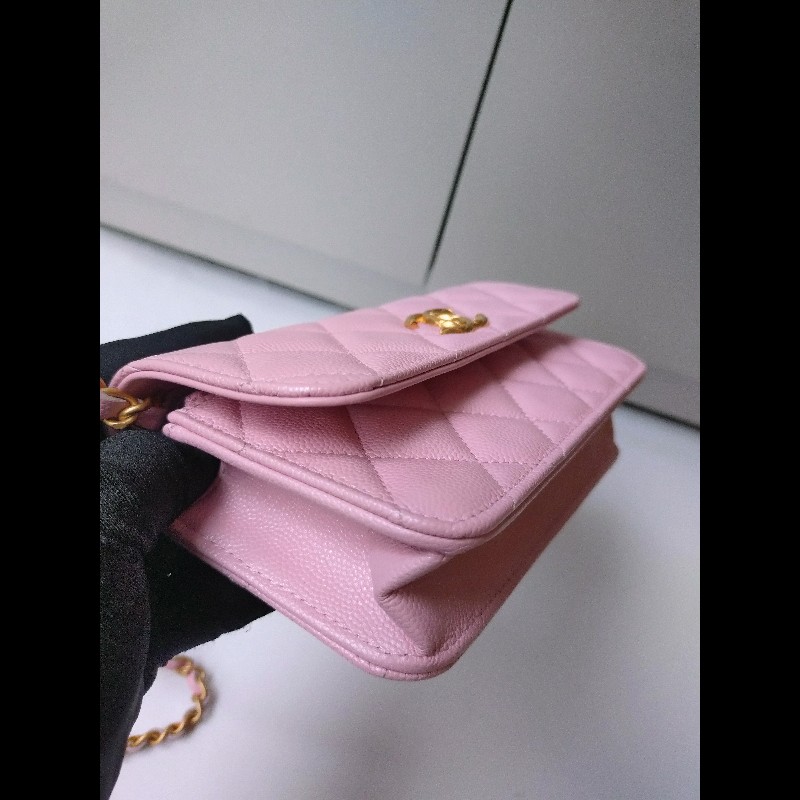 Chanel 金鍊T釦珠光粉荔枝皮斜背口蓋小包-8