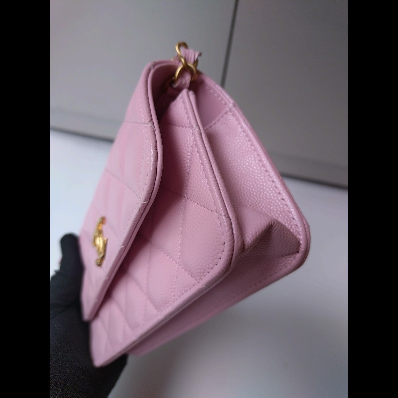 Chanel 金鍊T釦珠光粉荔枝皮斜背口蓋小包-9