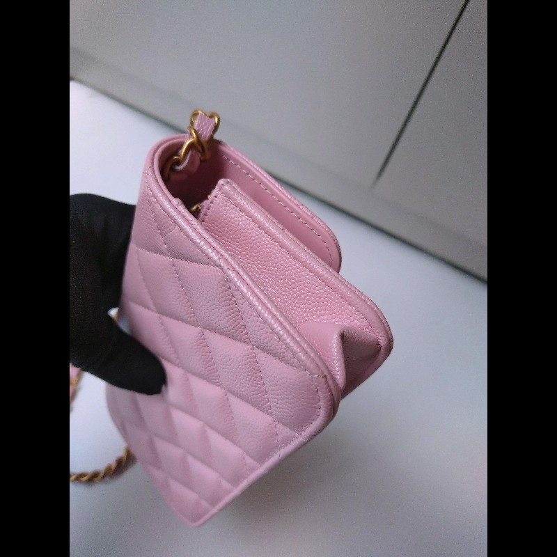 Chanel 金鍊T釦珠光粉荔枝皮斜背口蓋小包-10