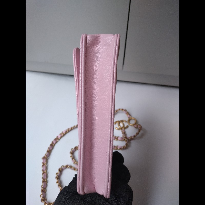 Chanel 金鍊T釦珠光粉荔枝皮斜背口蓋小包-11
