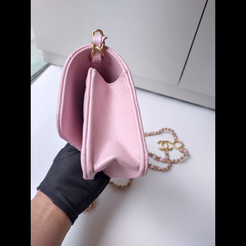 Chanel 金鍊T釦珠光粉荔枝皮斜背口蓋小包-12