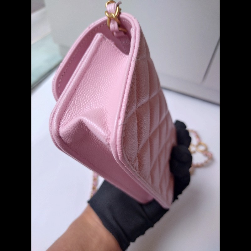Chanel 金鍊T釦珠光粉荔枝皮斜背口蓋小包-13