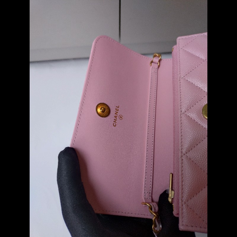 Chanel 金鍊T釦珠光粉荔枝皮斜背口蓋小包-14