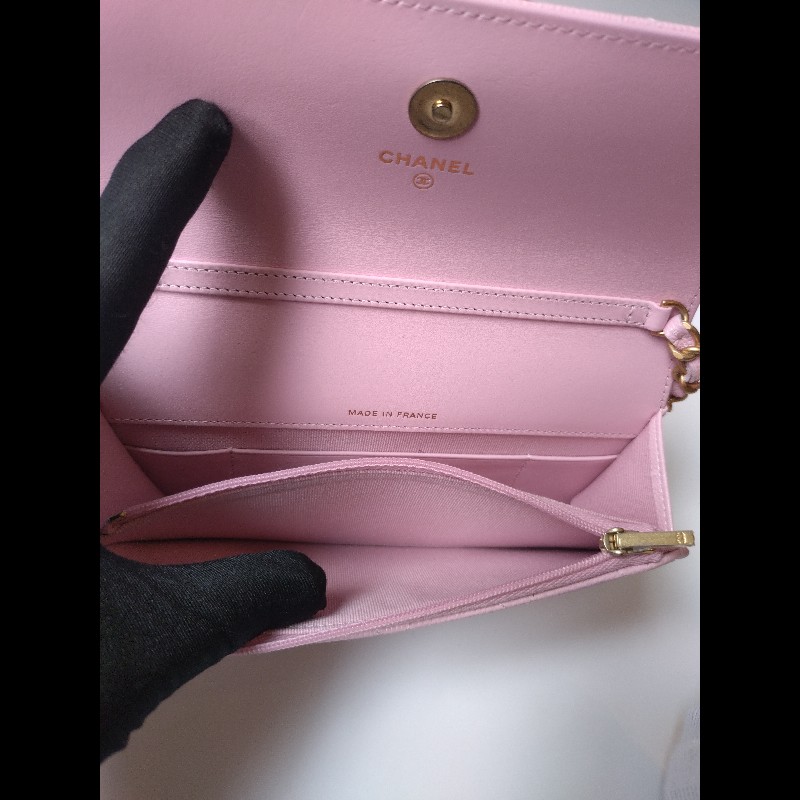 Chanel 金鍊T釦珠光粉荔枝皮斜背口蓋小包-15