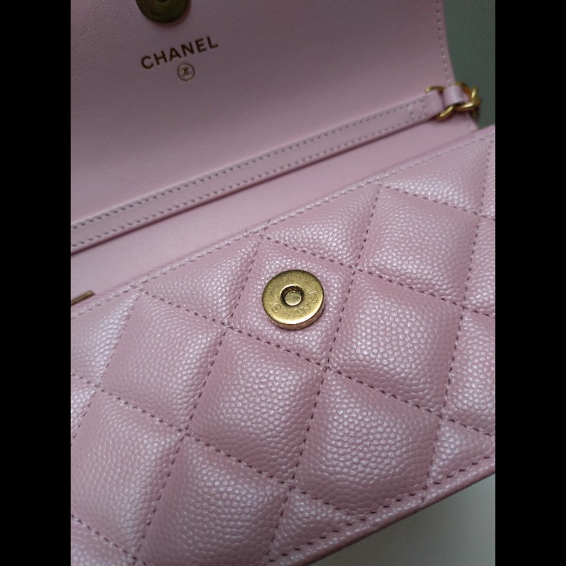 Chanel 金鍊T釦珠光粉荔枝皮斜背口蓋小包-16