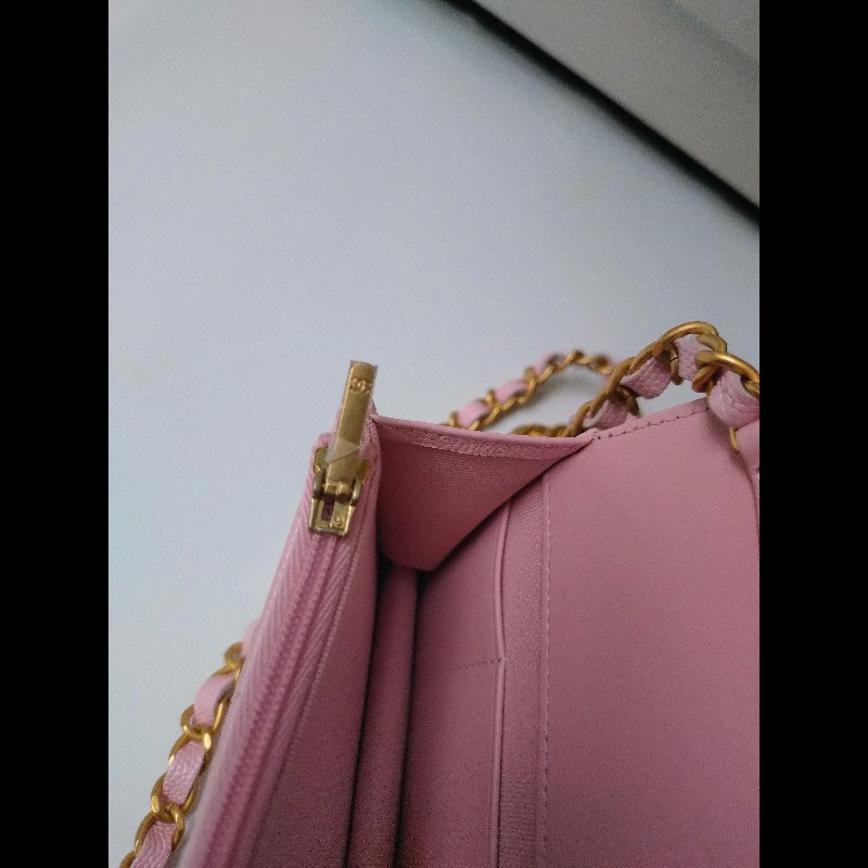 Chanel 金鍊T釦珠光粉荔枝皮斜背口蓋小包-17