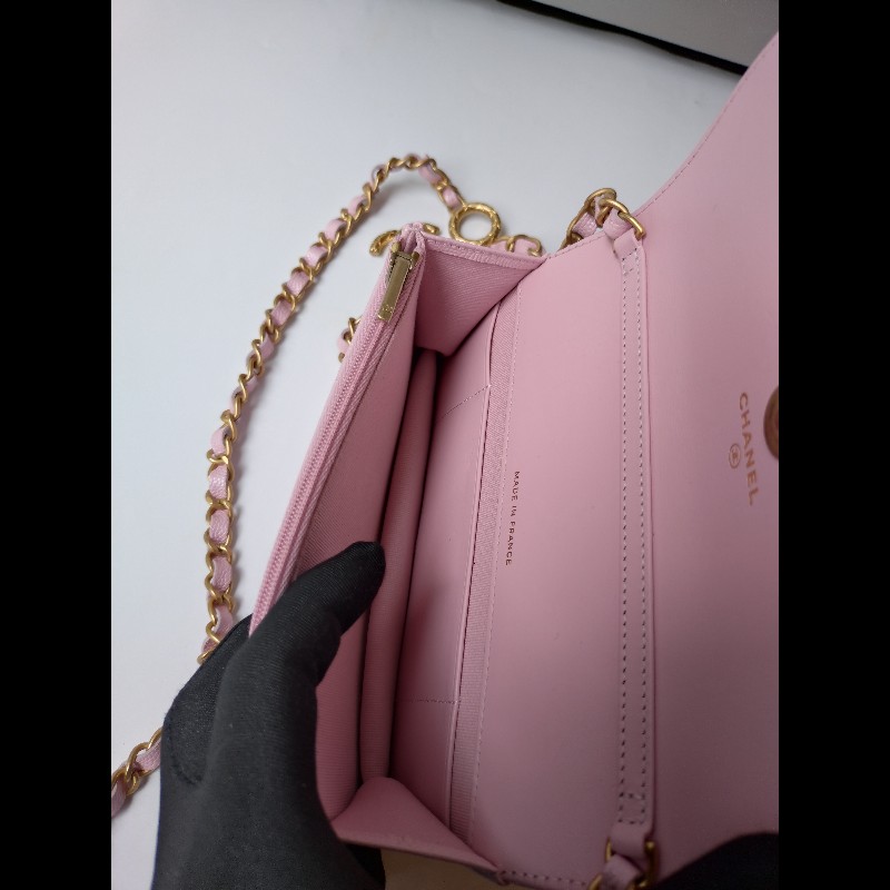 Chanel 金鍊T釦珠光粉荔枝皮斜背口蓋小包-18