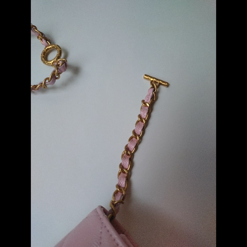 Chanel 金鍊T釦珠光粉荔枝皮斜背口蓋小包-23