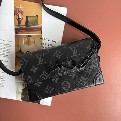 ::LOUIS VUITTON:: LV M81783 Steamer黑花紋黑鍊條吸釦方型隨身錢包 斜背包