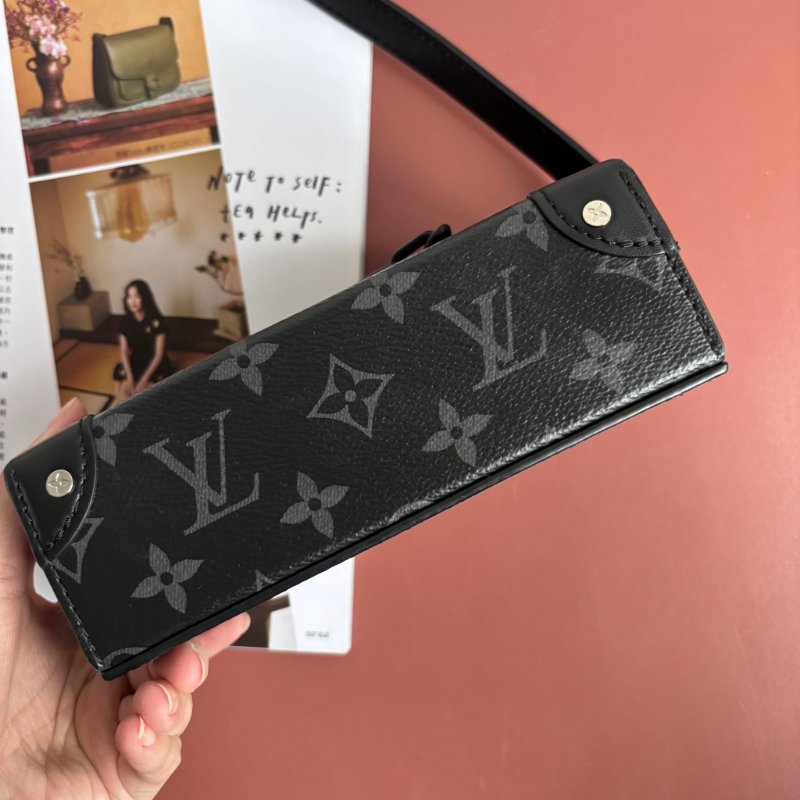 ::LOUIS VUITTON:: LV M81783 Steamer黑花紋黑鍊條吸釦方型隨身錢包 斜背包-3