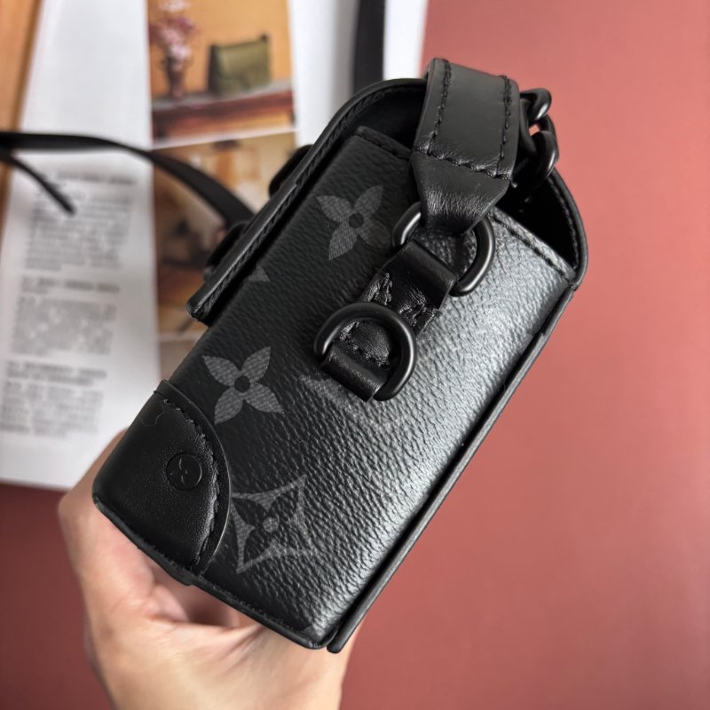 ::LOUIS VUITTON:: LV M81783 Steamer黑花紋黑鍊條吸釦方型隨身錢包 斜背包-4
