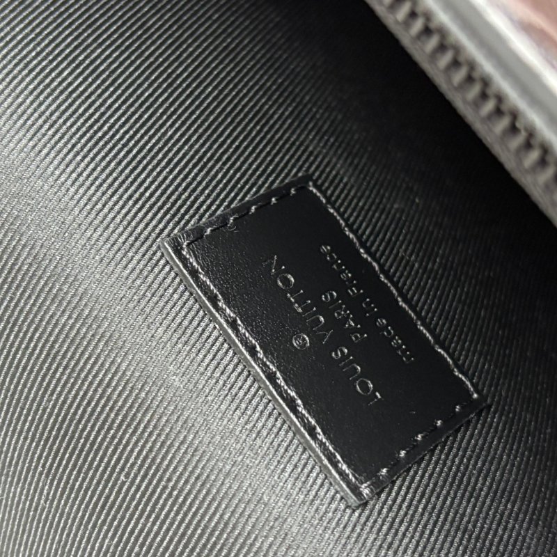 ::LOUIS VUITTON:: LV M81783 Steamer黑花紋黑鍊條吸釦方型隨身錢包 斜背包-24