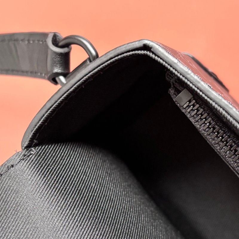 ::LOUIS VUITTON:: LV M81783 Steamer黑花紋黑鍊條吸釦方型隨身錢包 斜背包-25