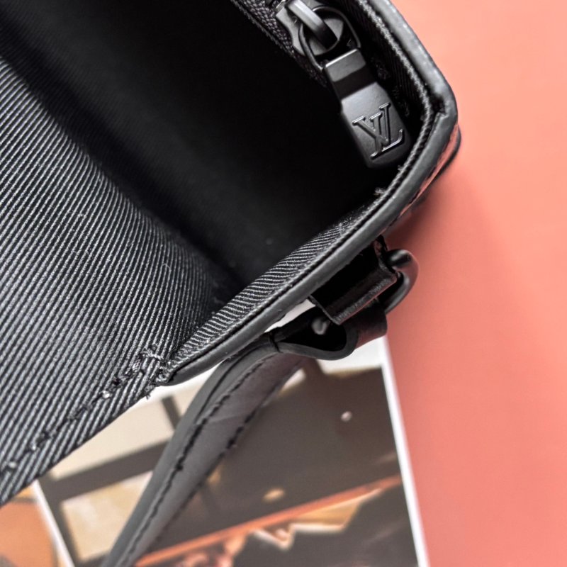 ::LOUIS VUITTON:: LV M81783 Steamer黑花紋黑鍊條吸釦方型隨身錢包 斜背包-26