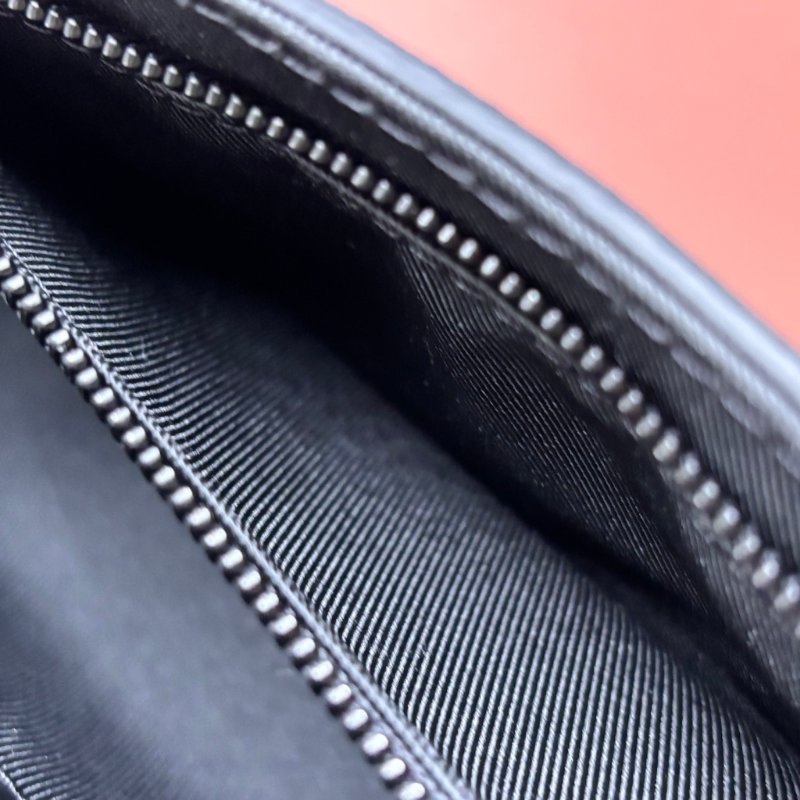 ::LOUIS VUITTON:: LV M81783 Steamer黑花紋黑鍊條吸釦方型隨身錢包 斜背包-27