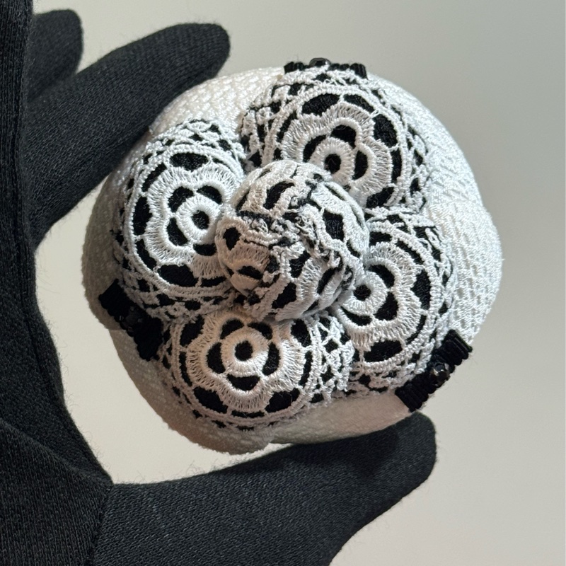 Chanel 山茶花立體胸針 絕美配色-1