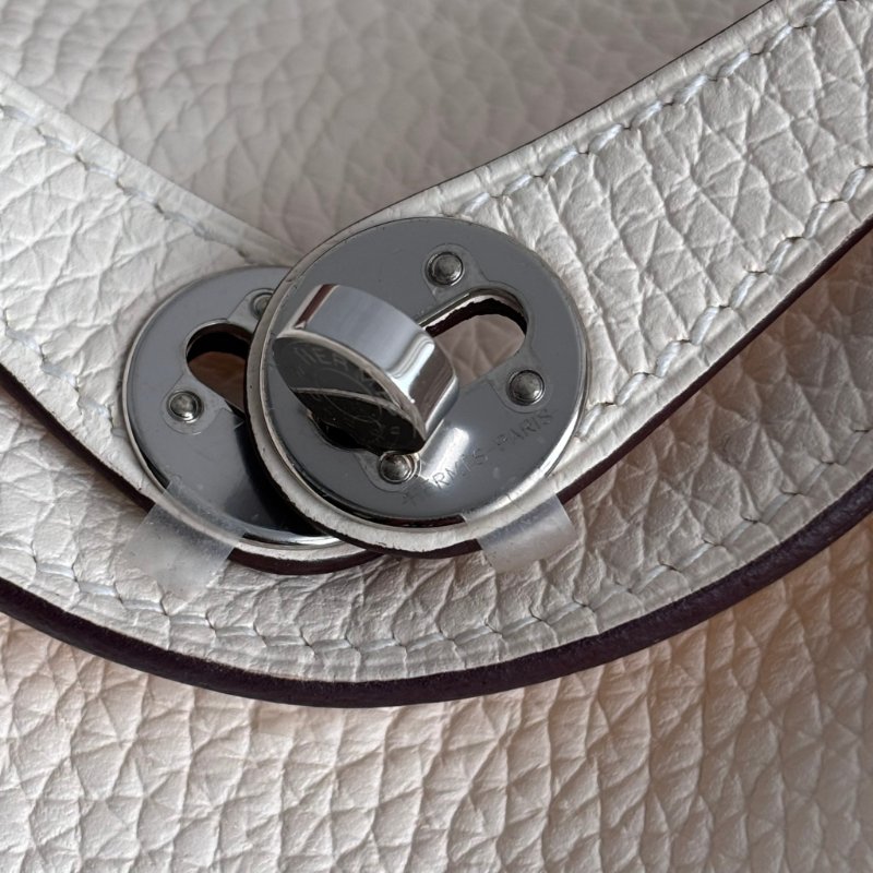 小天菜 ::HERMES 愛馬仕:: W刻奶昔白皮革銀釦MINI LINDY手提斜背包-6