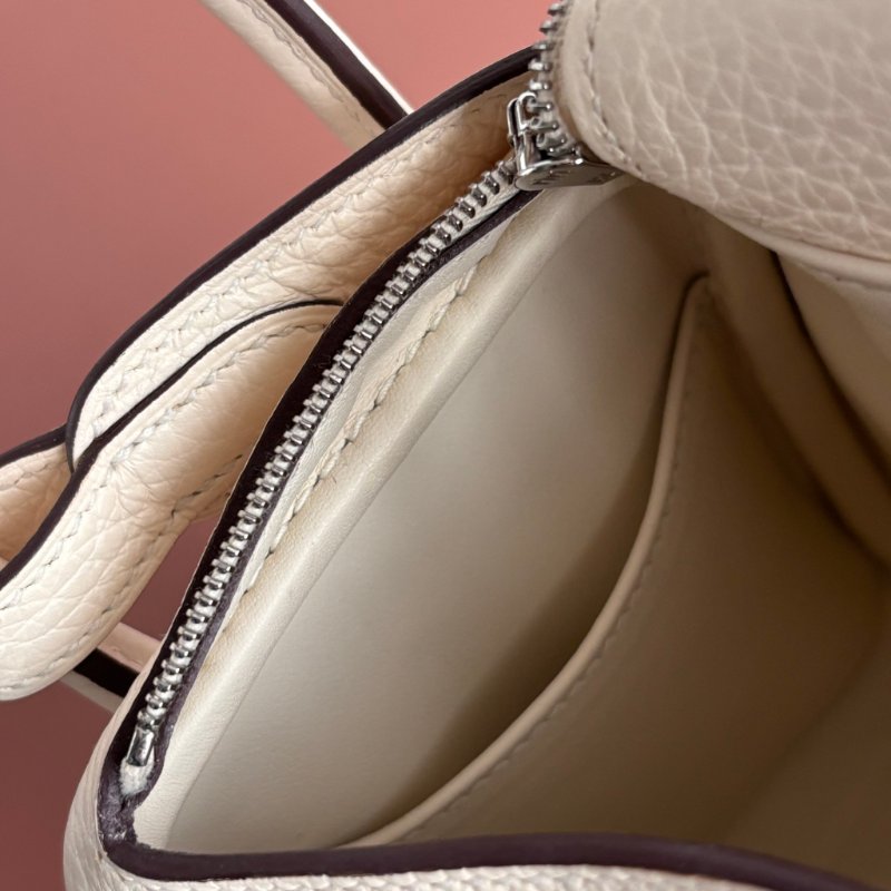 小天菜 ::HERMES 愛馬仕:: W刻奶昔白皮革銀釦MINI LINDY手提斜背包-18