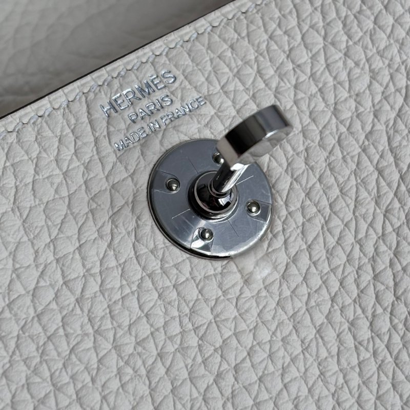 小天菜 ::HERMES 愛馬仕:: W刻奶昔白皮革銀釦MINI LINDY手提斜背包-22