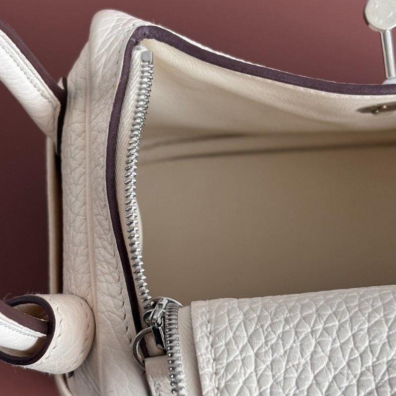 小天菜 ::HERMES 愛馬仕:: W刻奶昔白皮革銀釦MINI LINDY手提斜背包-24