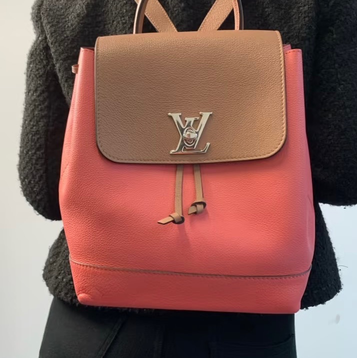 莉亞精品♡ Lv Lockme 拼粉後背包 二手美包-1