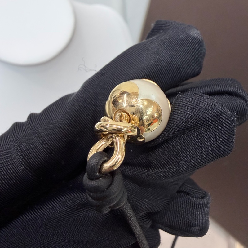 LV Knotty Pearls 黑色皮繩珍珠項鏈 LN003-15