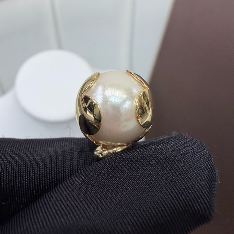 LV Knotty Pearls 黑色皮繩珍珠項鏈 LN003-18