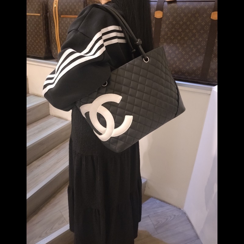 Chanel 黑底白雙C大康朋托特包-1
