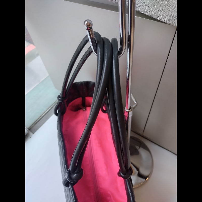 Chanel 黑底白雙C大康朋托特包-11