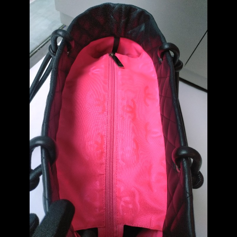 Chanel 黑底白雙C大康朋托特包-12