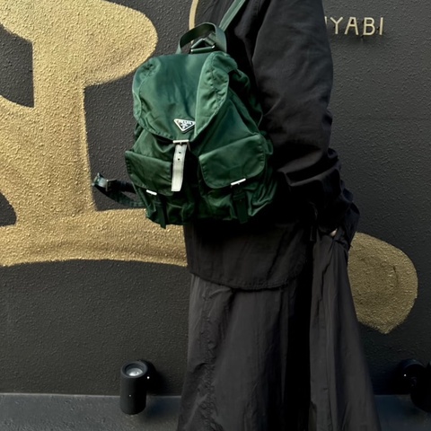 Prada小號軍綠色降落傘布後背包25*26*12 98新配件塵袋