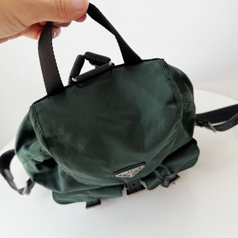 Prada小號軍綠色降落傘布後背包25*26*12 98新配件塵袋-3