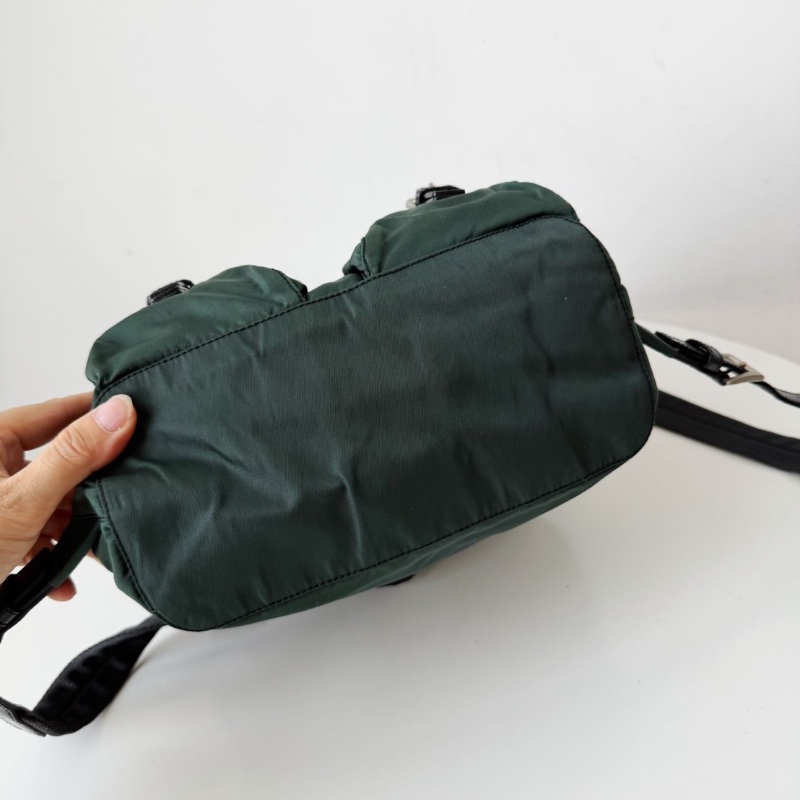 Prada小號軍綠色降落傘布後背包25*26*12 98新配件塵袋-5
