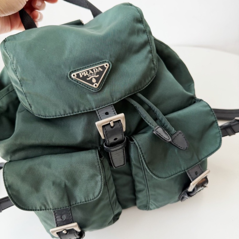 Prada小號軍綠色降落傘布後背包25*26*12 98新配件塵袋-8