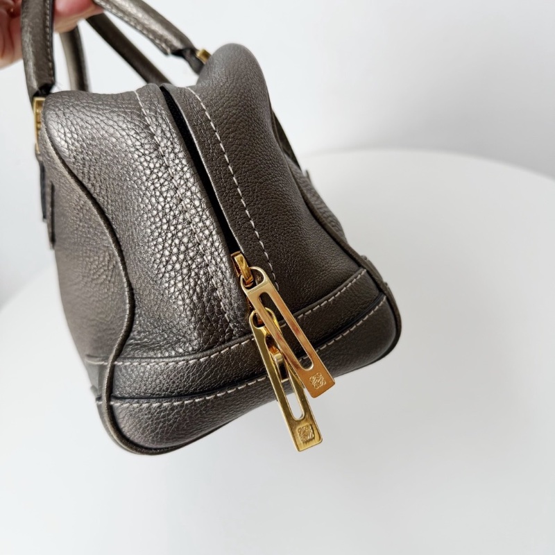 Loewe銀灰色金屬 鏈條大logo枕頭包28*15*13  98新配件塵袋-4