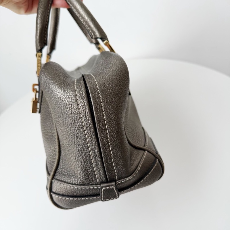 Loewe銀灰色金屬 鏈條大logo枕頭包28*15*13  98新配件塵袋-5