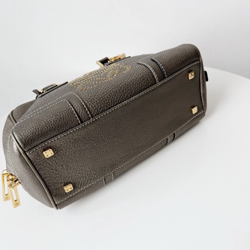 Loewe銀灰色金屬 鏈條大logo枕頭包28*15*13  98新配件塵袋-7
