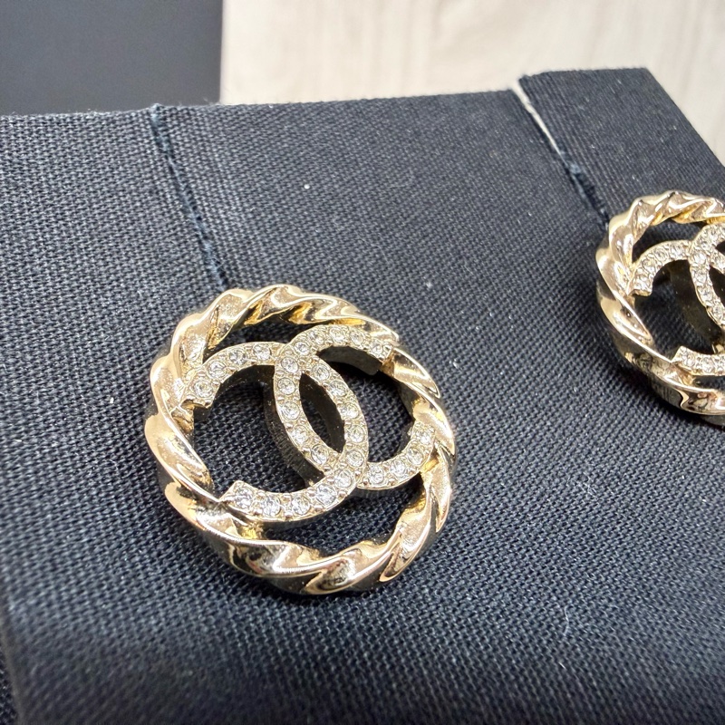 CHANEL淡金色螺旋圓型水鑽雙C耳環ABA208-3