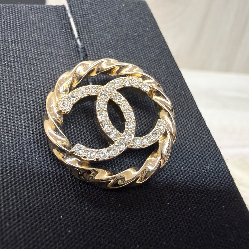 CHANEL淡金色螺旋圓型水鑽雙C耳環ABA208-4