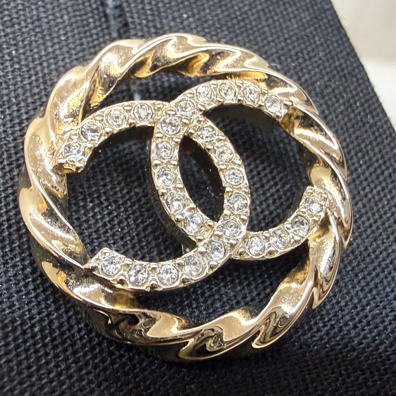 CHANEL淡金色螺旋圓型水鑽雙C耳環ABA208-10