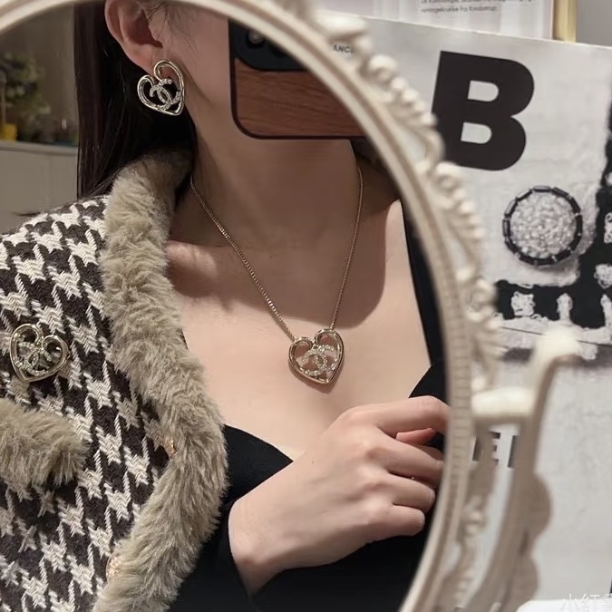 CHANEL金色愛心簍空雙C吊墜項鍊ABA083-1