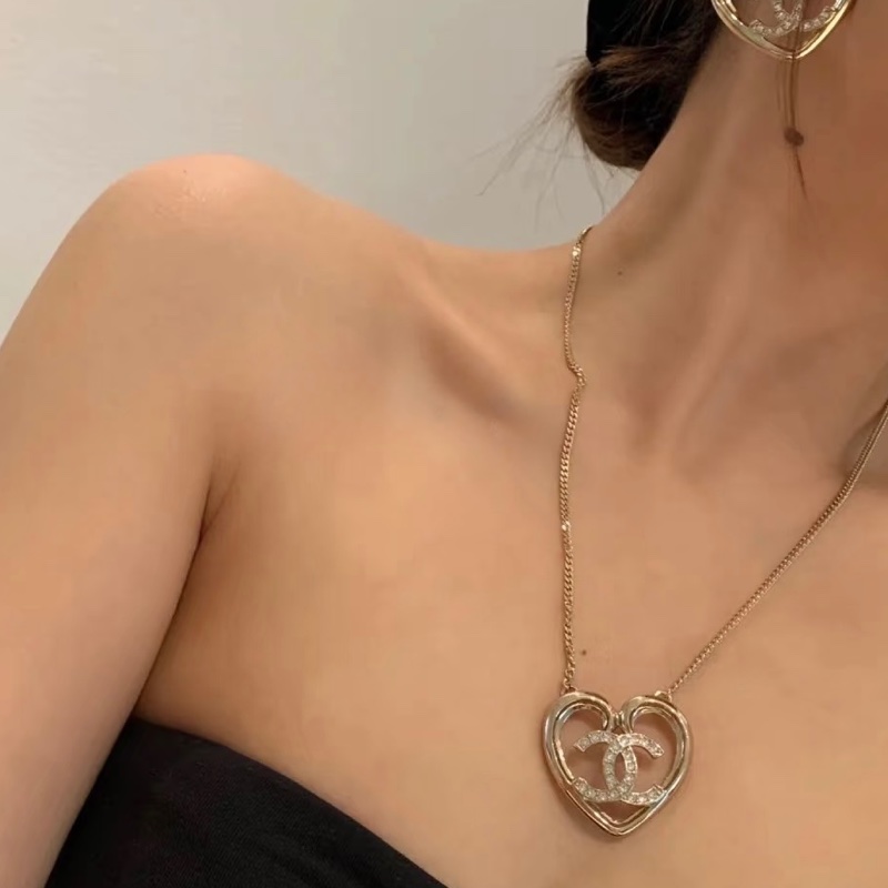 CHANEL金色愛心簍空雙C吊墜項鍊ABA083-2