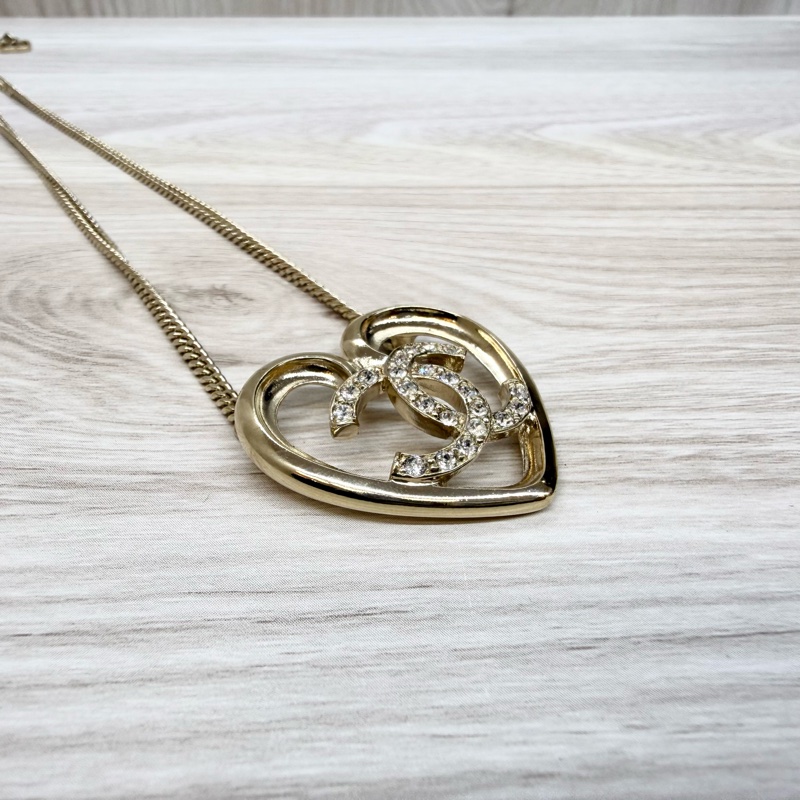 CHANEL金色愛心簍空雙C吊墜項鍊ABA083-3