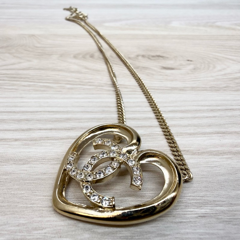 CHANEL金色愛心簍空雙C吊墜項鍊ABA083-4