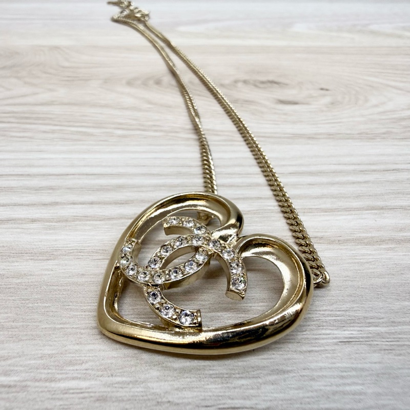 CHANEL金色愛心簍空雙C吊墜項鍊ABA083-5