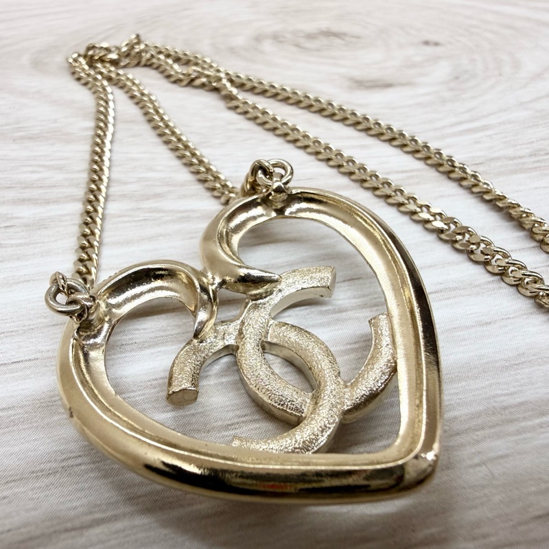 CHANEL金色愛心簍空雙C吊墜項鍊ABA083-6