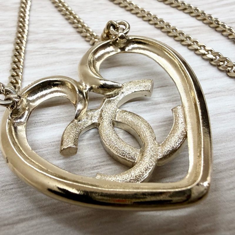 CHANEL金色愛心簍空雙C吊墜項鍊ABA083-8