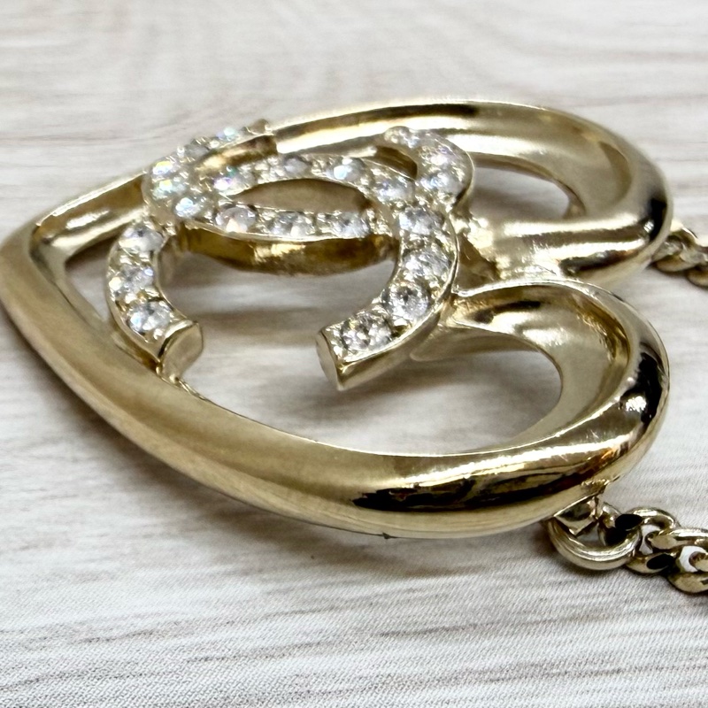 CHANEL金色愛心簍空雙C吊墜項鍊ABA083-9