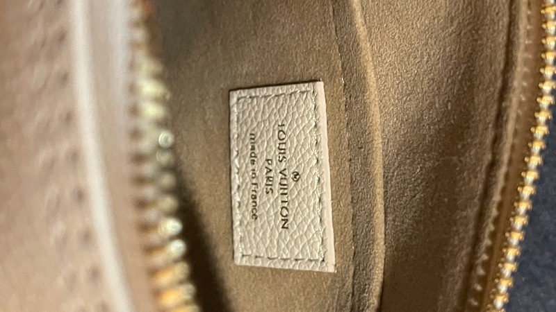 LV牛皮米白大LOGO壓紋/兩用包-1